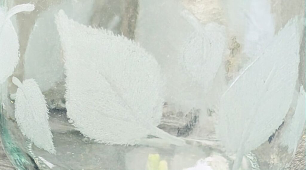 Détail de la gravure sur verre du pied d'une Light My Flower