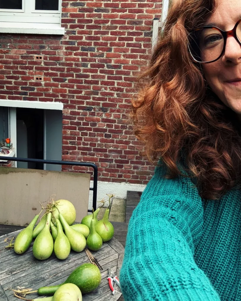 Portait souriant avec la récolte 2025 inattendue d'un modeste jardin du Nord
