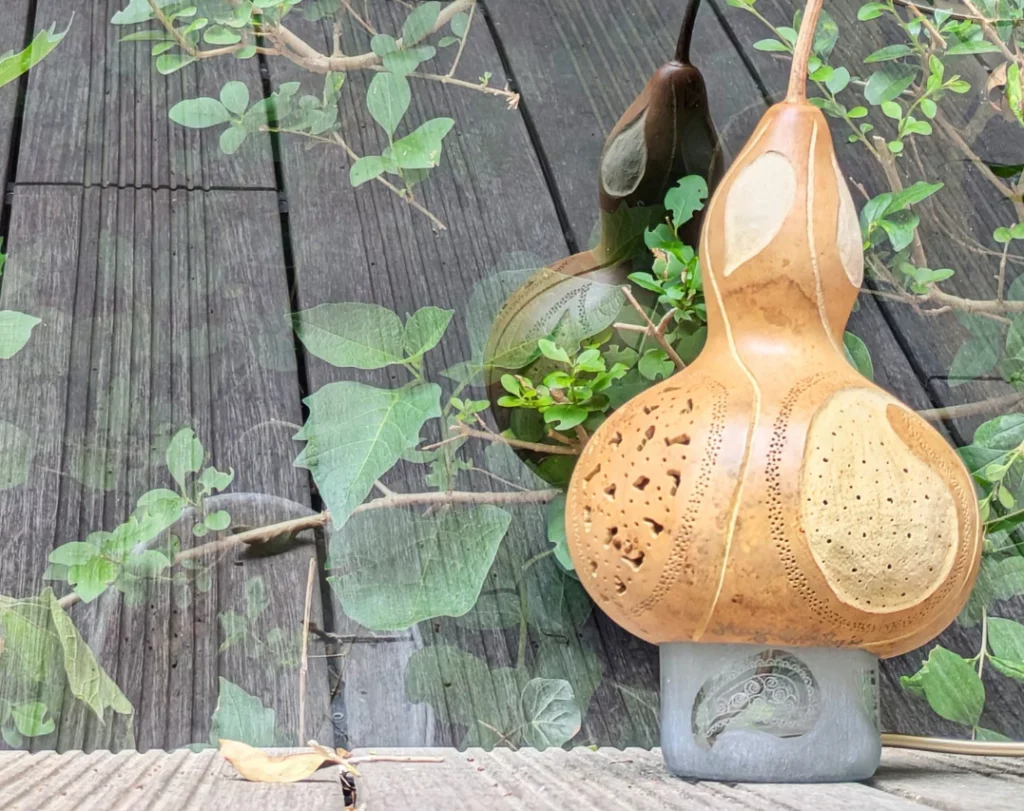 Lampe Pleasure Drop de jour dans le jardin avec reflet
