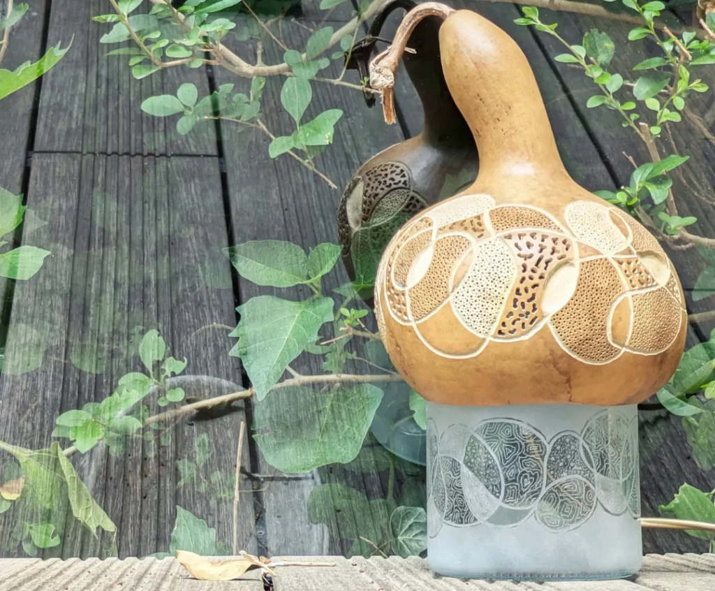 Lampe Across The Lines de jour dans le jardin avec reflet