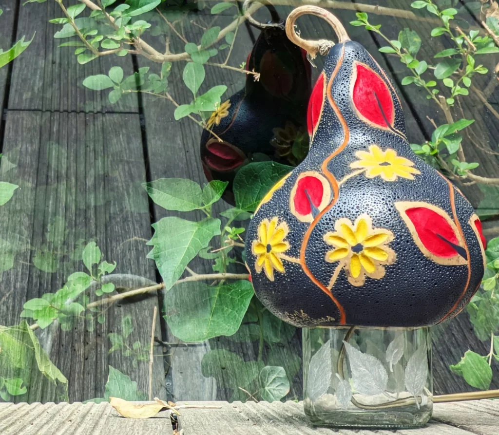 La Light My Flower en noir, de jour dans le jardin avec reflet