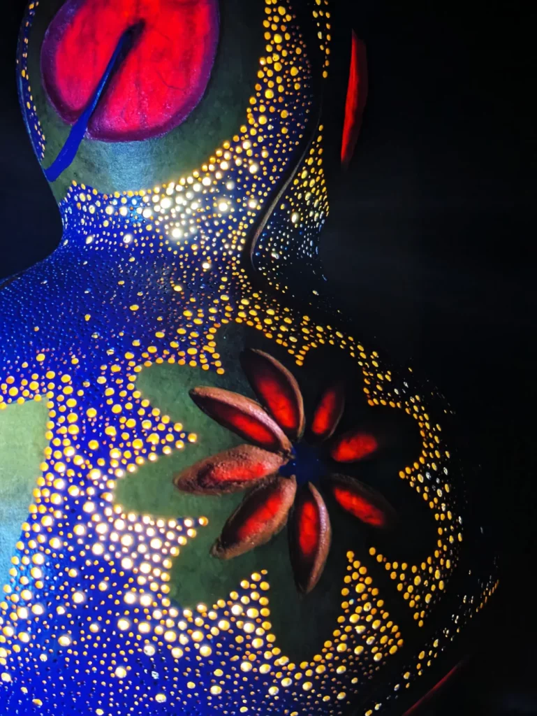Plan rapproché sur une Light My Flower bleue, allumée de nuit