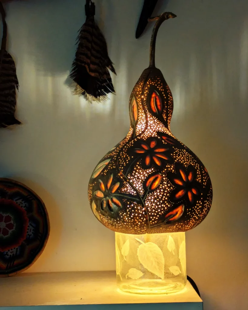 Le modèle Light My Flower allumé, de nuit, sur une étagère