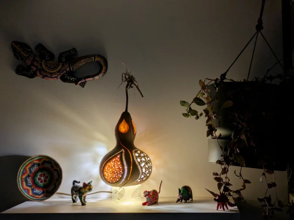 Lampe Pleasure Drop sur étagère de nuit