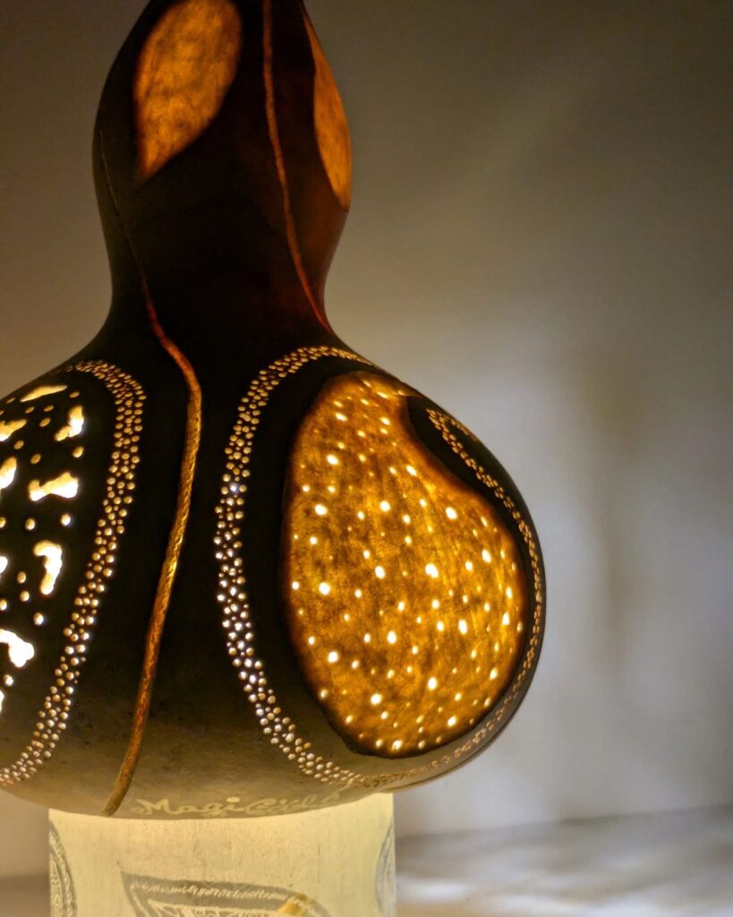 Lampe Pleasure Drop allumée vue de près