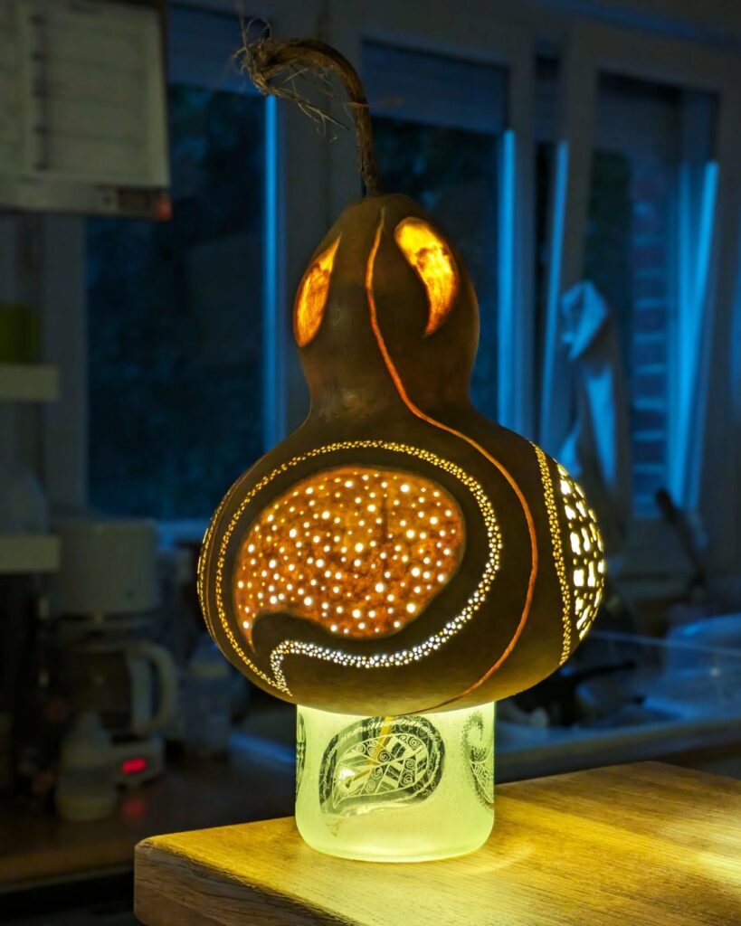 Lampe Pleasure Drop allumée dans la pénombre