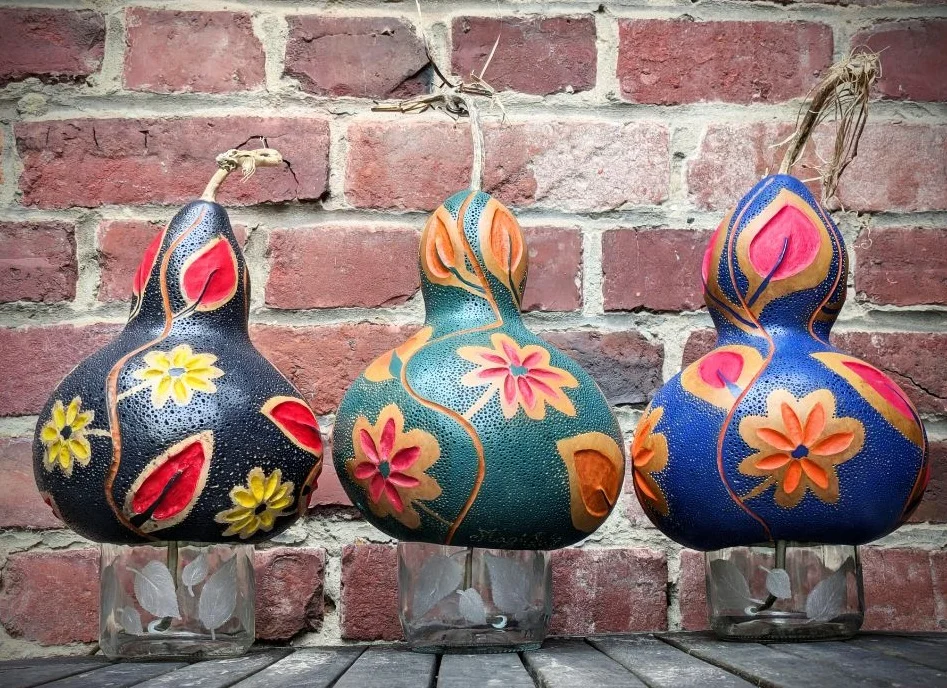 Trois lampes Light My Flower - fond en mur de briques