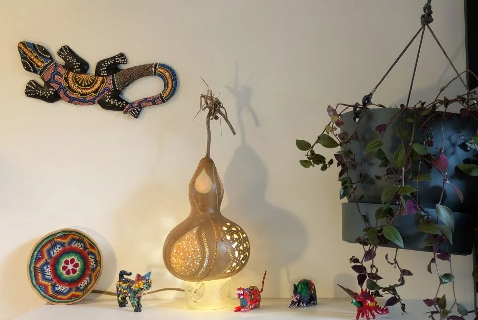 Lampe Pleasure Drop allumé sur étagère